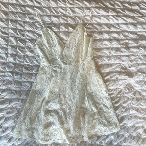 Lulu’s white lace dress